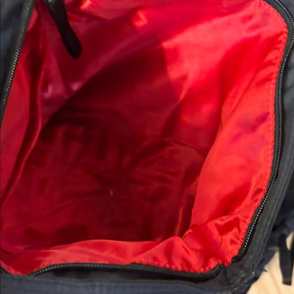 Nike Black gym tote bag. Expandable sides black with red swoosh - Picture 8 of 10